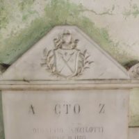 Uzzano - oratorio di Santa Lucia a Terrarossa - Lapide di Dionisio Anzilotti sormontata dallo stemma di famiglia (1794 - 1865)