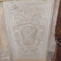 Pieve di Uzzano - Stemma degli Anzilotti posto nel 1649 alla base dell’altare dedicato ai SS. Iacopo e Martino.